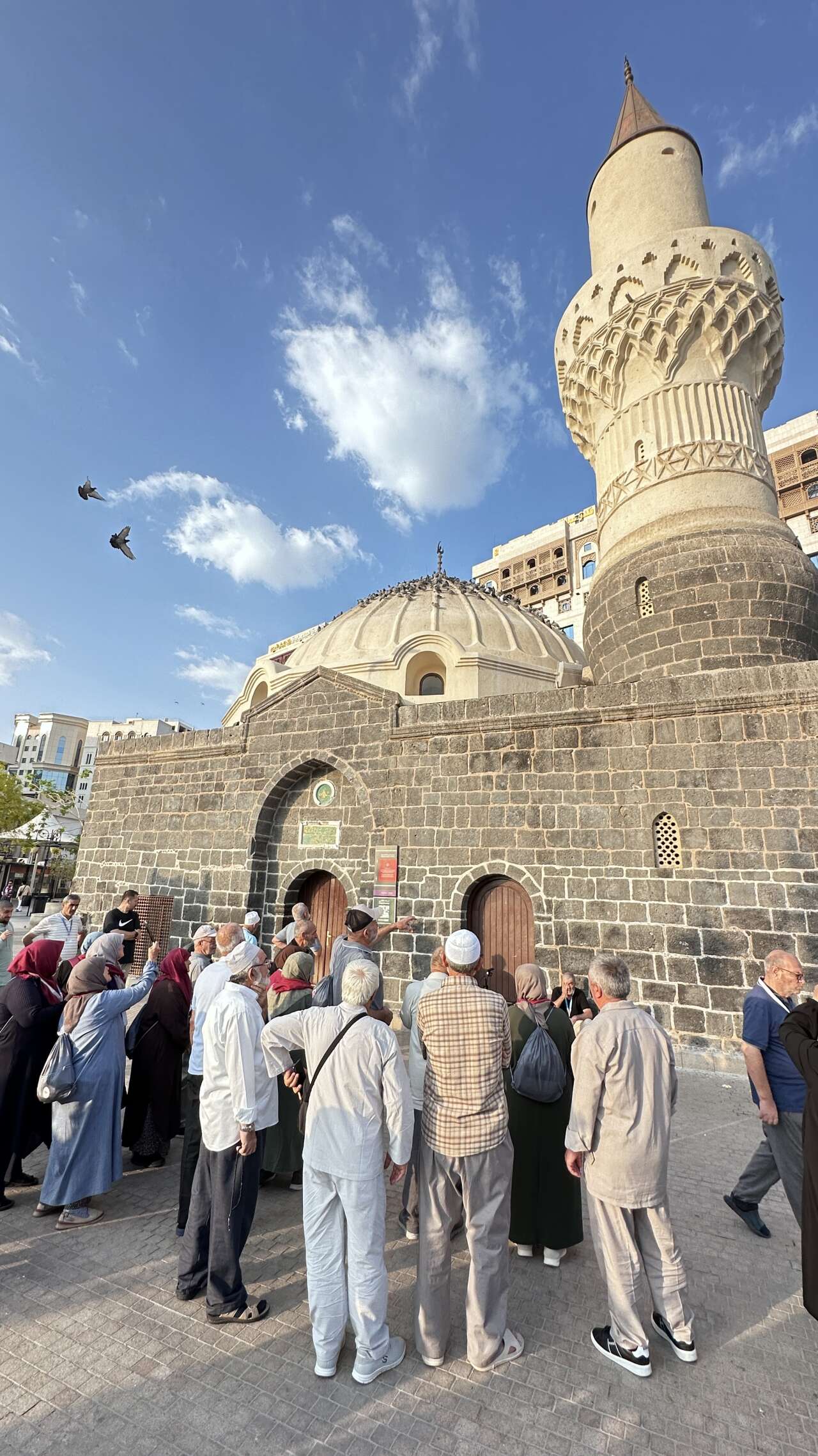 Konya Havalimanı’nda duygusal kavuşma! Vefa Umresi’nin üçüncü kafilesi döndü 12